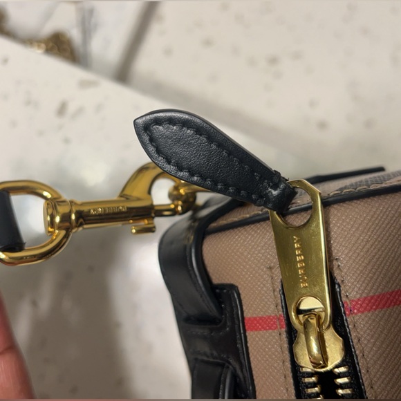 AUTHENTIC Burberry Striped Icon Barrel Bag - Picture 5 of 7